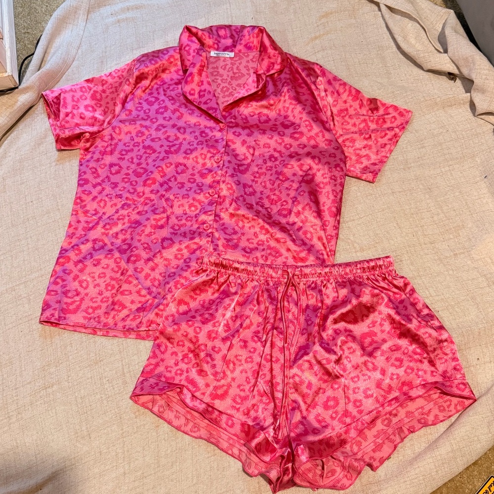 Like New Vibrant Pink Leopard Satin Pajama Set Size Small